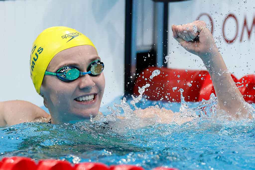 Perenang putri Australia Ariarne Titmus yang dijuluki 'Terminator' melakukan selebrasi usai merebut medali emas keduanya dari kolam renang Olimpiade Tokyo 2020.