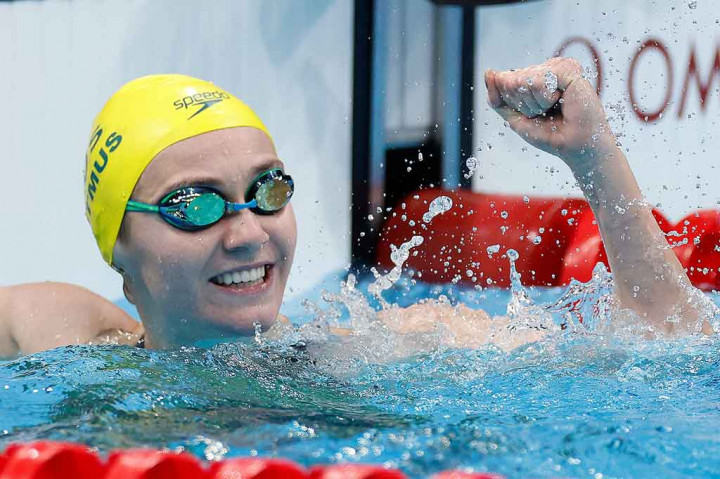 Perenang putri Australia Ariarne Titmus yang dijuluki 'Terminator' melakukan selebrasi usai merebut medali emas keduanya dari kolam renang Olimpiade Tokyo 2020.