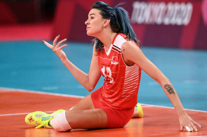 Selain karena performanya yang apik, pevoli putri Turki Meryem Boz menjadi sorotan berkat gaya rambut yang mencolok dan membuatnya dikenal sebagai 'Blue Lightning' dalam Olimpiade Tokyo.