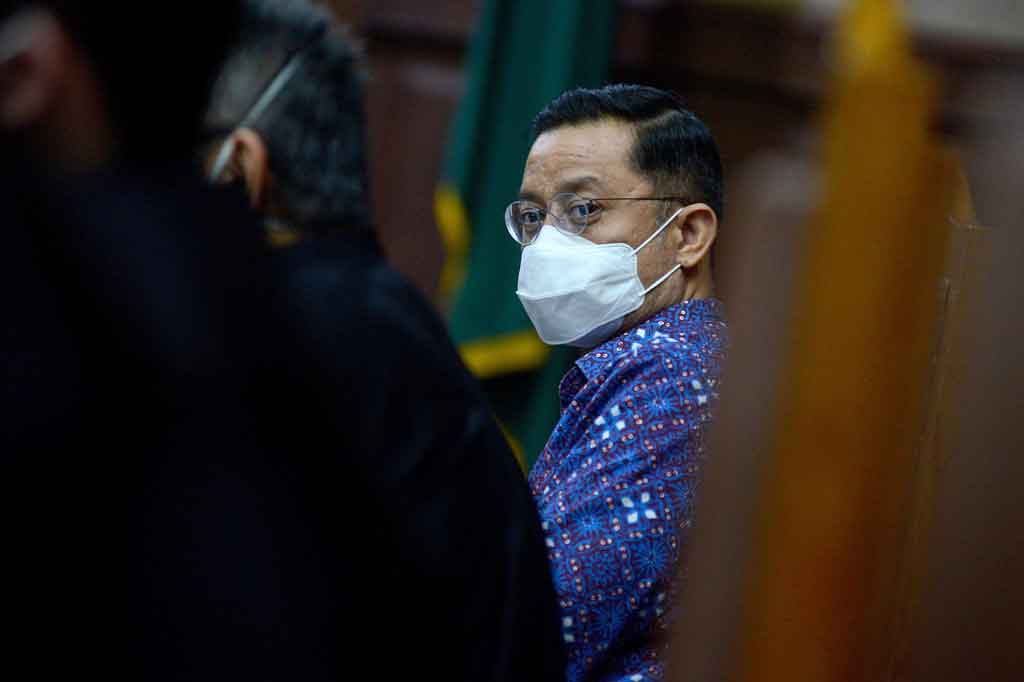 Tuntutan tersebut berdasarkan dakwaan pertama yaitu pasal 12 huruf b jo pasal 18 UU No 31 tahun 1999 sebagaimana diubah UU No 20 tahun 2001 tentang Pemberantasan Tindak Pidana Korupsi jo pasal 55 ayat 1 ke-1 KUHP jo pasal 64 ayat 1 KUHP.