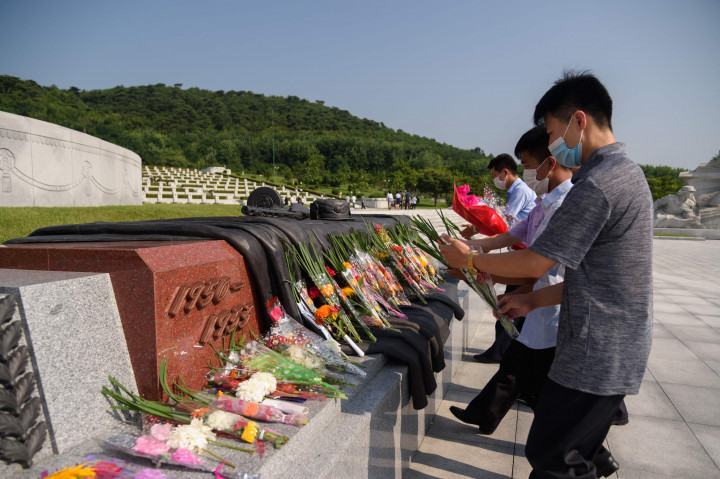 Di Ibu Kota Pyongyang, banyak warga mengungkapkan rasa hormat mereka kepada mantan pemimpin negara itu Kim Il Sung dan Kim Jong Il, yang masih secara resmi diagungkan di Korea Utara.