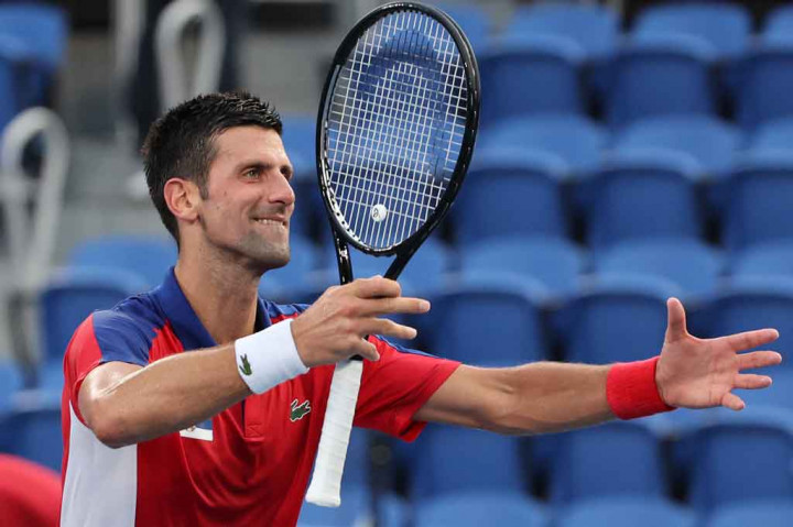 Petenis nomor satu dunia Novak Djokovic melakukan selebrasi usai memastikan diri melangkah ke perempat final Olimpiade Tokyo, usai mengalahkan Alejandro Davidovich Fokina pada Rabu, 28 Juli 2021. Di perempat final Djokovic akan bertemu petenis tuan rumah Kei Nishikori.