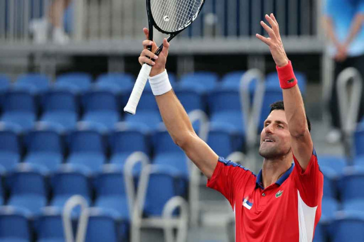 Djokovic melanjutkan upayanya untuk mendapatkan label Golden Slam dengan mengalahkan petenis peringkat 34 Spanyol dua gim langsung dengan skor 6-3, 6-1, sekaligus memperpanjang rekor kemenangannya menjadi 21 pertandingan.