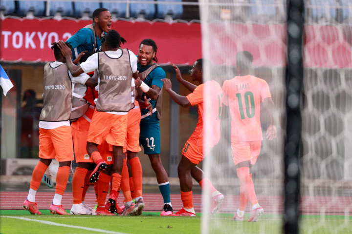 Mereka mendampingi Brasil sebagai pemuncak klasemen yang mengoleksi tujuh poin.