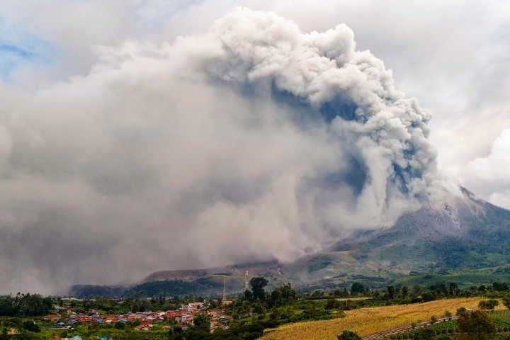 Petugas PVMBG Armen Putra menyebutkan erupsi Sinabung ini terekam di seismogram dengan amplitudo maksimum 120 mm dan durasi 12 menit 22 detik. Erupsi ini juga disertai luncuran awan panas sejauh 1.000 meter ke timur dan tenggara.