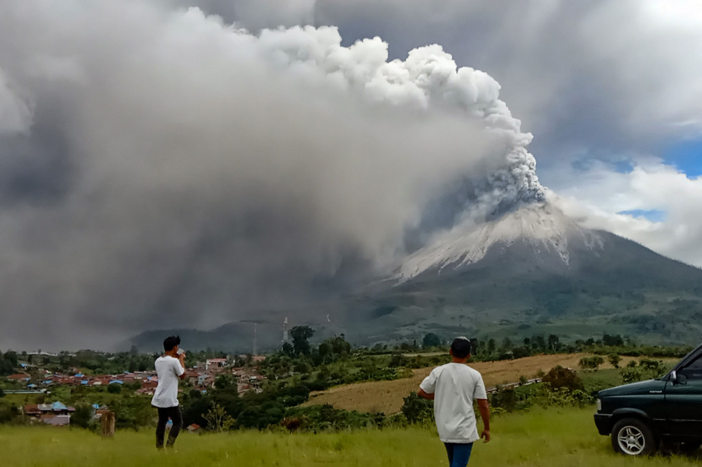 Gunung Sinabung di Kabupaten Karo, Provinsi Sumatera Utara, pada Rabu mengalami erupsi dan menyemburkan abu vulkanik dengan tinggi kolom 4.500 meter menurut data Pusat Vulkanologi dan Mitigasi Bencana Geologi (PVMBG).