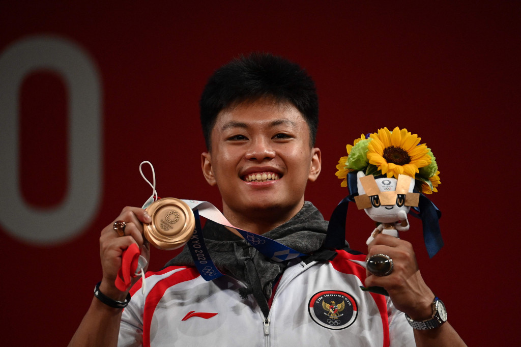 Rahmat berhasil mencatat total angkatan 342 kg. Rincinya, Rahmat mengangkat 152 kg di snatch dan 190 kg di clean and jerk.