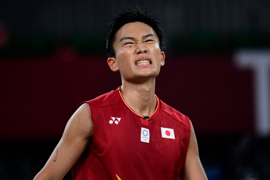 Hasil itu membuat Kento Momota yang merupakan pemain berperingkat satu dunia menelan satu kekalahan dari dua pertandingan dan mengoleksi satu poin.