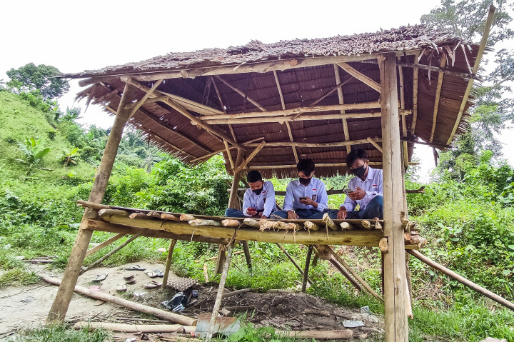 Desa Tanampulu merupakan salah satu desa terisolir dari jaringan telekomunikasi yang berada sekitar 65 km dari ibu kota Sulteng, Palu.