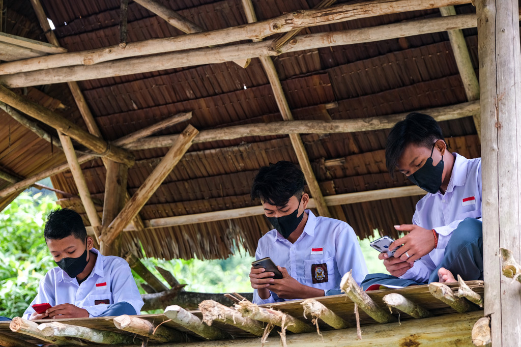 Kementerian Komunikasi dan Informasi (Kemkominfo) mulai melakukan pembangunan tower Base Transceiver Station (BTS) untuk membuka akses jaringan telekomunikasi di desa tersebut.