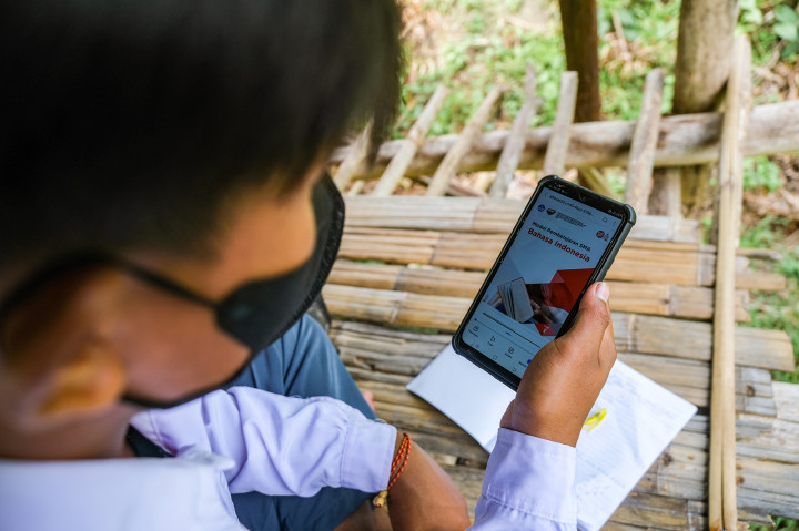 Sejumlah pelajar kelas XI MAN 1 Donggala, belajar jarak jauh menggunakan gawai mereka di salah satu spot sinyal internet yang berada di gubuk Desa Tanampulu, Banawa Selatan, Donggala, Sulawesi Tengah (Sulteng).