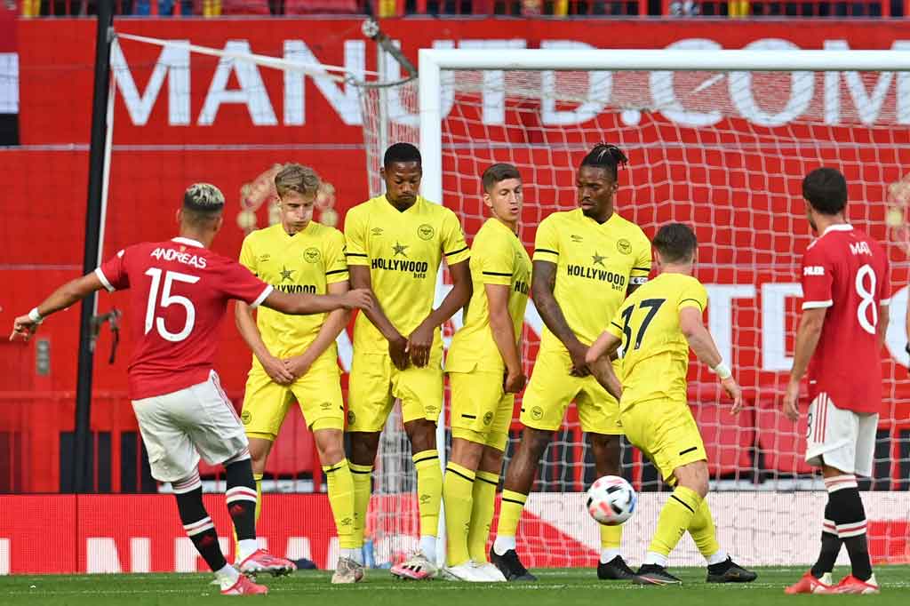 MU yang tampil dengan mayoritas pemain muda tampil dominan pada laga yang digelar di Old Trafford, dengan penguasaan bola 57 persen berbanding 43 persen milik Brentford.