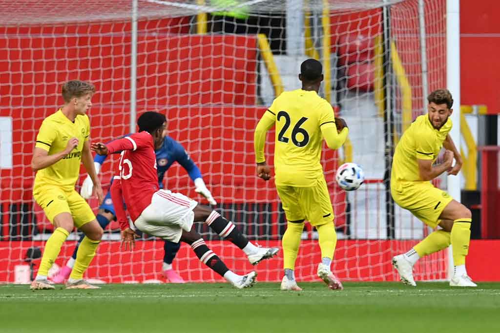 Setan Merah unggul terlebih dahulu pada menit ke-12 lewat sepakan Anthony Elanga usai menuntaskan umpan matang Aaron Wan-Bissaka.