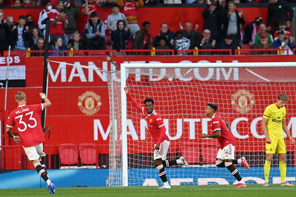 Anthony Elanga (kedua kiri) melakukan selebrasi bersama rekan-rekan setimnya usai menjebol gawang Brentford.