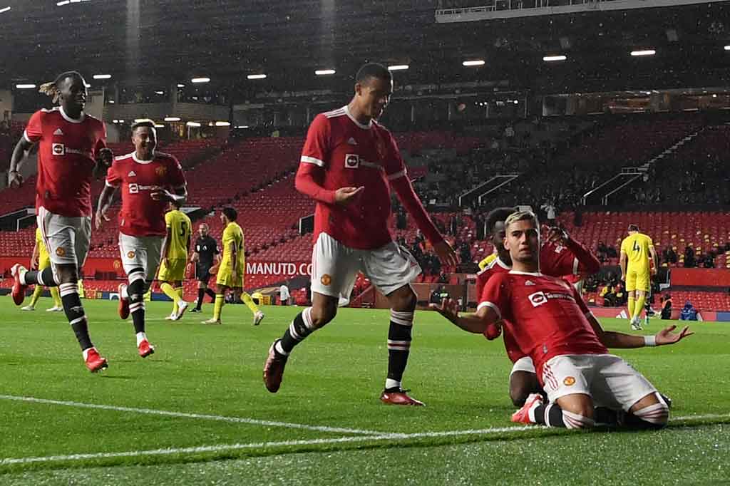 Tuan rumah kembali unggul lima menit babak kedua berjalan lewat tembakan first time Andreas Pereira yang menyambar bola liar dari luar kotak penalti. Bola sepakan Pereira sempat membentur mistar gawang dan memantul ke tanah sebelum masuk ke gawang tim tamu.