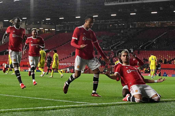 Tuan rumah kembali unggul lima menit babak kedua berjalan lewat tembakan first time Andreas Pereira yang menyambar bola liar dari luar kotak penalti. Bola sepakan Pereira sempat membentur mistar gawang dan memantul ke tanah sebelum masuk ke gawang tim tamu.