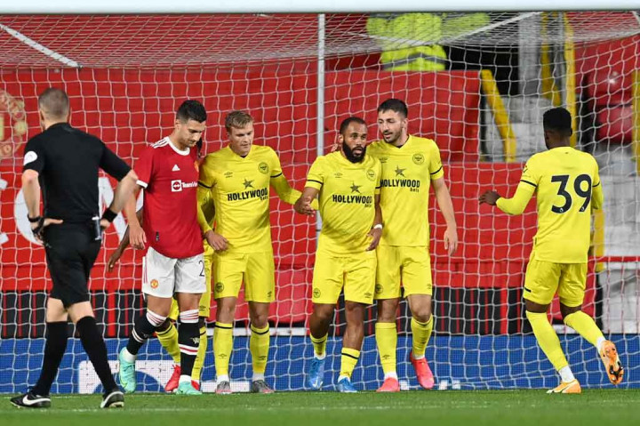 Brentford kembali menyamakan kedudukan pada menit ke-78 lewat Bryan Mbeumo yang memanfaatkan blunder yang dilakukan Diogo Dalot. Mbeumo melepaskan sepakan keras menuju tiang jauh dari dalam kotak penalti.