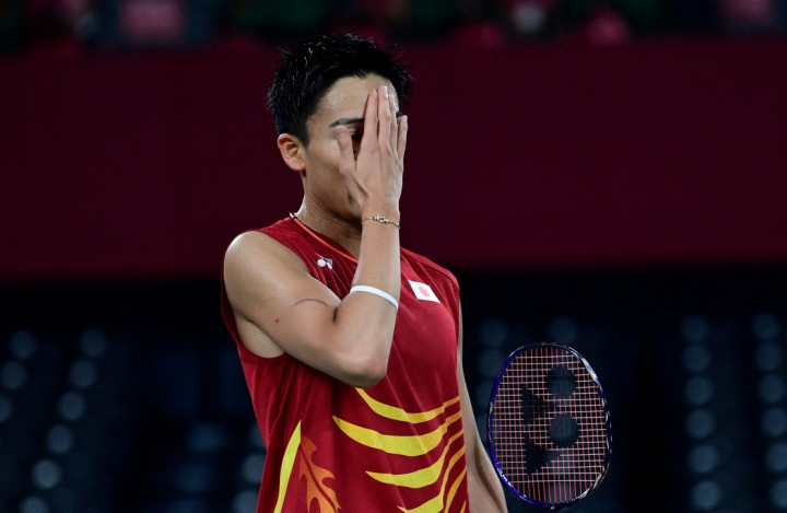 Kento Momota yang merupakan unggulan pertama sekaligus andalan tuan rumah Jepang di tunggal putra badminton tersingkir dari Olimpiade Tokyo 2020.