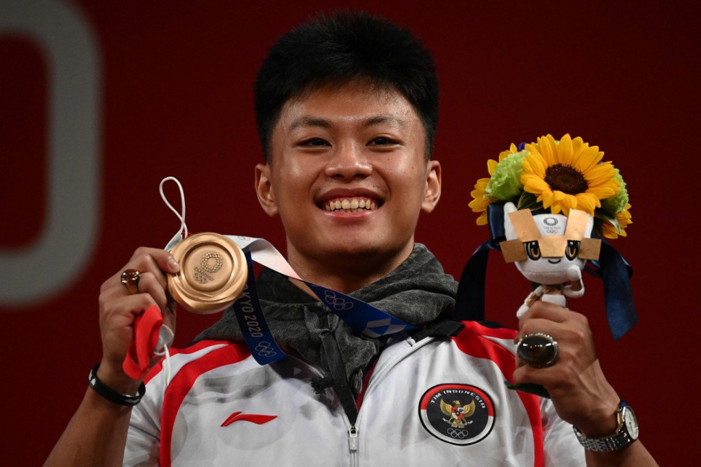 Indonesia berhasil menambah medali di Olimpiade 2020. Lagi-lagi cabor angkat besi melalui Rahmat Erwin Abdullah yang meraih perunggu di cabang olahraga angkat besi kelas 73 kilogram.