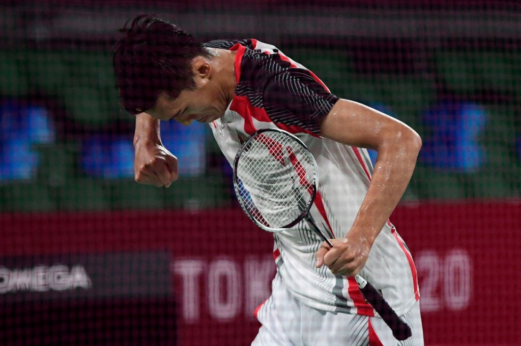 Pebulu tangkis tunggal putra Indonesia, Jonatan Christie, berhasil lolos ke fase gugur atau 16 besar Olimpiade Tokyo 2020, setelah mengalahkan wakil Singapura, Loh Kean Yew, pada laga terakhir Grup G.