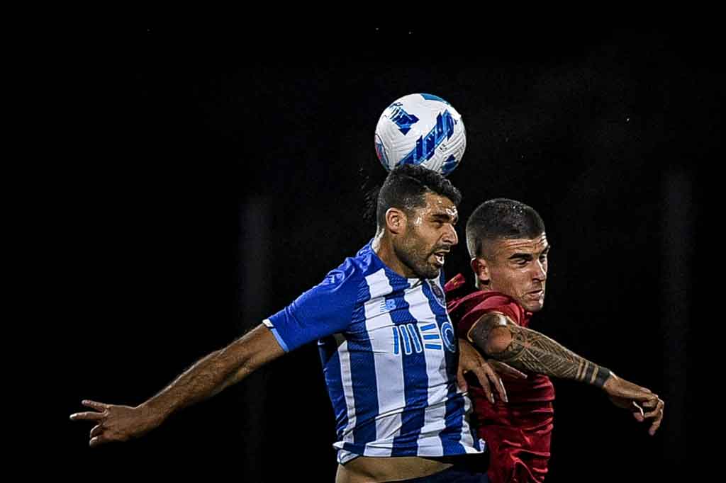 Laga kedua kesebelasan berlangsung menarik sejak awal laga. Aksi saling berbalasan serangan terjadi, namun belum berbuah gol. Skor 0-0 bertahan hingga jeda.