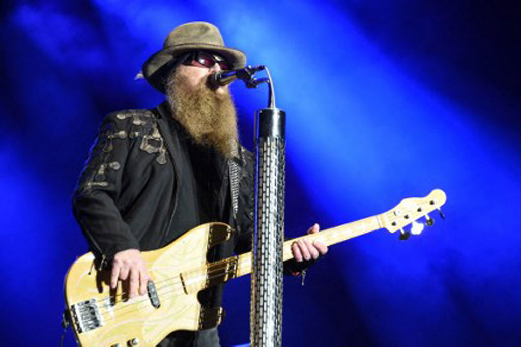 Kabar duka kembali datang dari dunia musik. Dusty Hill -- bassist band rock-blues Amerika, ZZ Top -- meninggal dunia pada usia 72 tahun. Hal itu diumumkan rekan-rekan anggota band di Facebook, Rabu, 28 Juli 2021 waktu setempat.