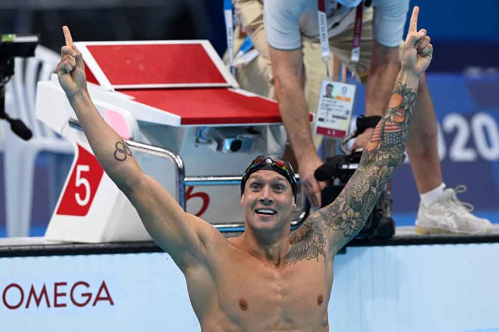 Atlet renang Amerika Serikat Caeleb Dressel melakukan selebrasi setelah berhasil merebut medali emas cabang olahraga renang nomor 100m gaya bebas putra Olimpiade Tokyo 2020 di Tokyo Aquatics Centre, Kamis, 29 Juli 2021.