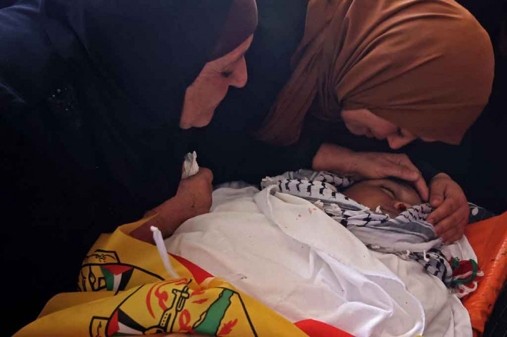 Keluarga berduka atas meninggalnya bocah Palestina Mohamad al-alami selama prosesi pemakamannya di kota Beit Omar, barat laut Kota Hebron, pada Kamis, 29 Juli 2021.