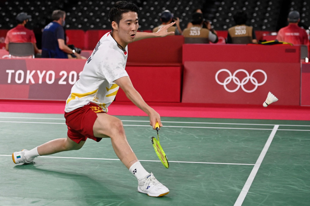 Anthony Sinisuka Ginting memastikan langkah ke perempat final tunggal putra badminton Olimpide Tokyo 2020 setelah menang dua gim langsung atas wakil Jepang Kanta Tsuneyama.