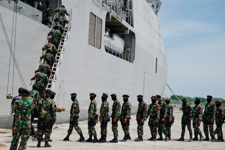 Prajurit Raider TNI antre menaiki tangga kapal TNI Angkatan Laut saat akan diberangkatkan dari Pelabuhan Umum Krung Geukuh, Aceh Utara, Aceh.