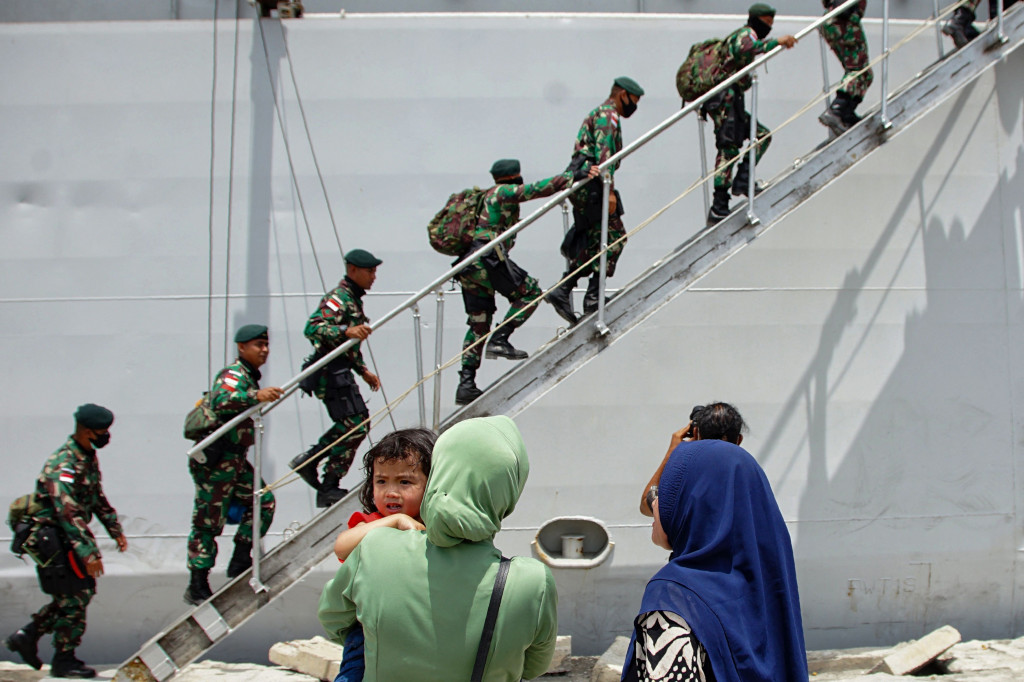 Keluarga melambaikan tangan kepada prajurit Raider TNI yang diberangkatkan dengan kapal TNI Angkatan Laut di Pelabuhan Umum Krung Geukuh, Aceh Utara, Aceh. Sebanyak 450 pasukan elite TNI dari Satgas Pamtas Penyangga (Mobile) Batalyon Infanteri Raider Khusus 114/Satria Musara Aceh diberangkatkan ke Papua untuk menjaga keamanan dan kedaulatan NKRI. 