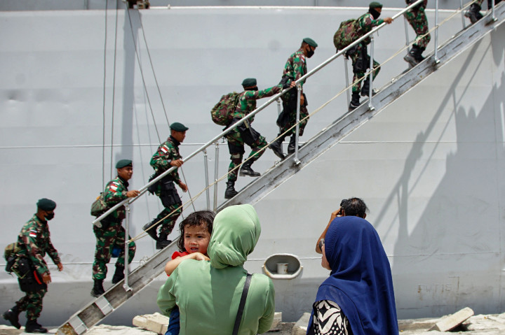 Keluarga melambaikan tangan kepada prajurit Raider TNI yang diberangkatkan dengan kapal TNI Angkatan Laut di Pelabuhan Umum Krung Geukuh, Aceh Utara, Aceh. Sebanyak 450 pasukan elite TNI dari Satgas Pamtas Penyangga (Mobile) Batalyon Infanteri Raider Khusus 114/Satria Musara Aceh diberangkatkan ke Papua untuk menjaga keamanan dan kedaulatan NKRI. 