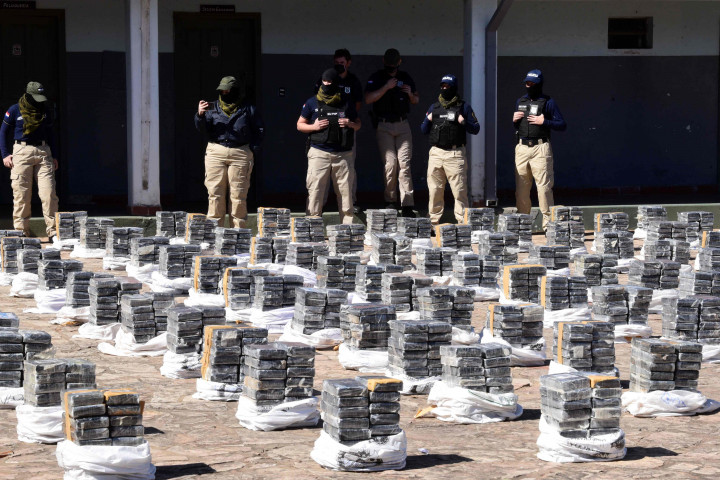 Polisi Paraguay berhasil menyita lebih dari 3,4 ton kokain di dekat ibu kota Asuncion saat disimpan dalam muatan gula untuk pengiriman internasional.