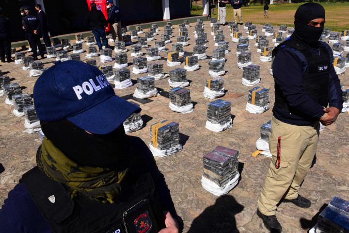 Polisi berjaga-jaga atas kokain yang disita saat ditampilkan kepada pers di markas Polisi Pasukan Khusus di Asuncion, Paraguay, Rabu, 28 Juli 2021, waktu setempat.