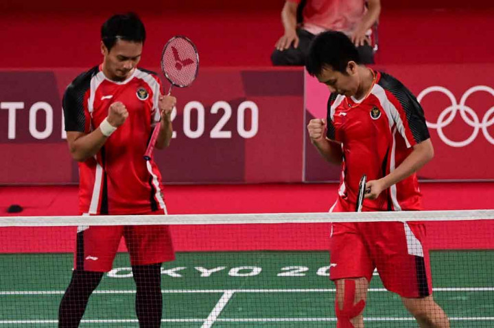 Ganda putra Indonesia Hendra Setiawan/Mohammad Ahsan, berhasil melaju ke semifinal cabang bulu tangkis Olimpiade Tokyo 2020. Unggulan kedua tersebut menundukkan wakil tuan rumah Takeshi Kamura/Keigo Sonoda.