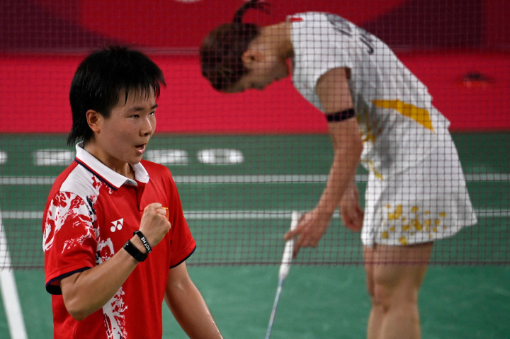 Atlet tunggal putri nomor tiga dunia itu tidak mampu melangkah lebih jauh di sektor tunggal putri usai takluk dari wakil Tiongkok yang menempati unggulan kedelapan, He Bingjiao.