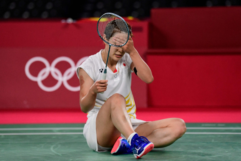 Tersingkirnya Okuhara membuat kejutan belum berhenti terjadi di badminton Olimpiade Tokyo 2020. Sebelumnya, unggulan di sektor tunggal putra, ganda putra, dan ganda putri juga harus mengakhiri kiprah mereka lebih cepat.
