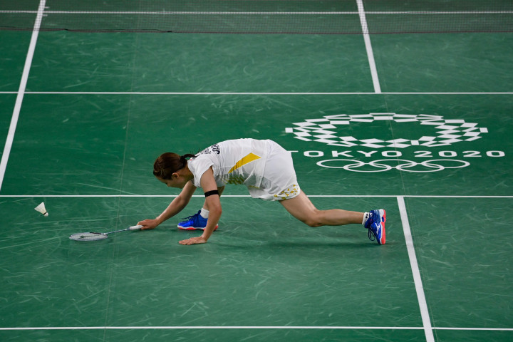 Okuhara disingkirkan He Bingjiao lewat rubber game. Sempat unggul 21-13 di gim pertama, Okuhara justru takluk dengan skor 13-21, 14-21 pada dua gim berikutnya.