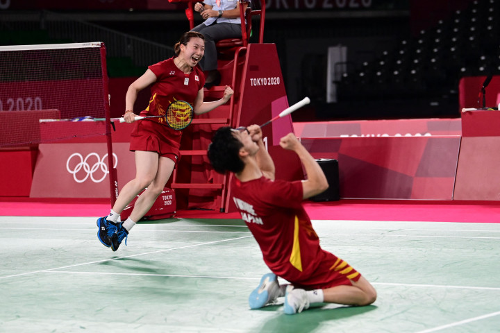 Pasangan Yuta Watanabe/Arisa Higashino melakukan selebrasi usai berhasil mengamankan medali perunggu di sektor ganda campuran Olimpiade Tokyo.
