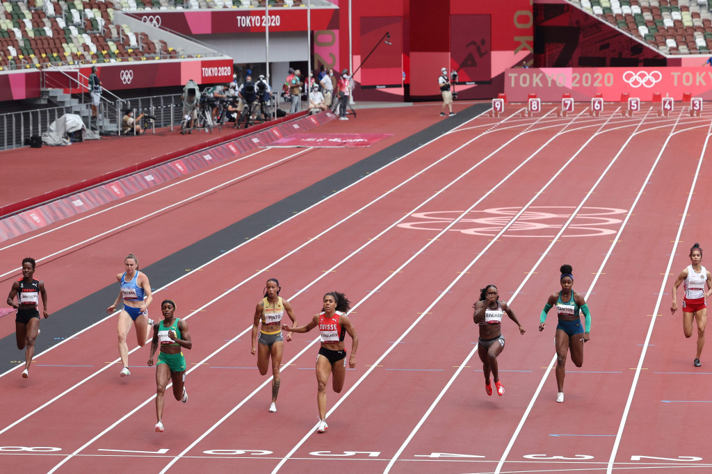 Sprinter Indonesia Alvin Tehupeiory (kanan) gagal melaju ke semifinal nomor 100 meter putri setelah finis terakhir pada heat 2 babak pertama Olimpiade Tokyo 2020 di Stadion Nasional.