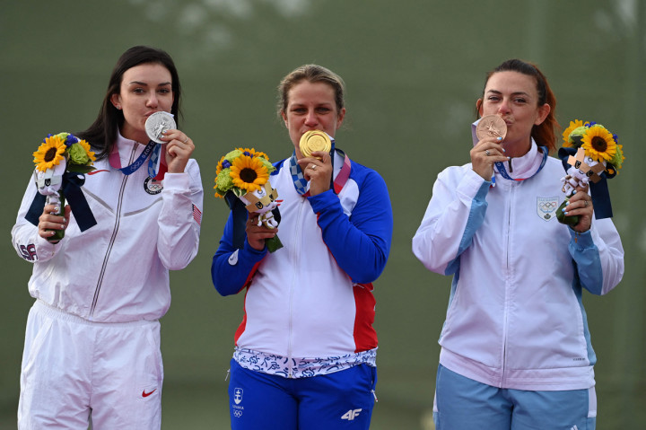 (Dari kiri ke kanan) Peraih medali perak Kayle Browning dari AS, peraih medali emas Zuzana Rehak Stefecekova dari Slovakia dan peraih medali perunggu Alessandra Perilli dari San Marino berdiri di podium untuk saat upacara kemenangan setelah pertandingan final menembak nomor trap putri Olimpiade Tokyo 2020 di Asaka Shooting Range.
