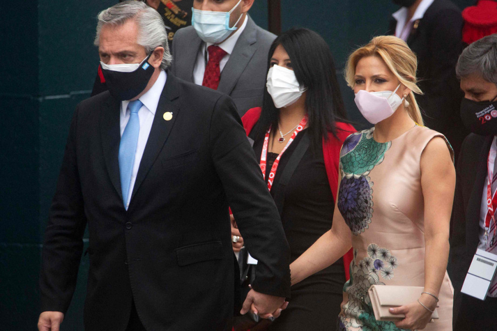 Presiden Argentina Alberto Fernandez dan Ibu Negara Argentina Fabiola Yanez tiba di Gedung Kongres di Lima, Peru, untuk mengikuti upacara pelantikan Presiden Terpilih Pedro Castillo, Rabu, 28 Juli 2021, waktu setempat.