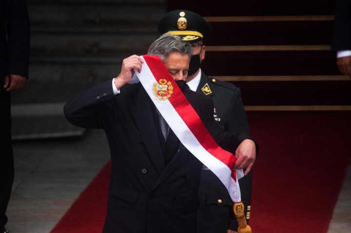 Presiden Francisco Sagasti melepas selempang kepresidenan di luar Gedung Kongres di Lima, Peru, sebelum upacara pelantikan Presiden Terpilih Pedro Castillo.