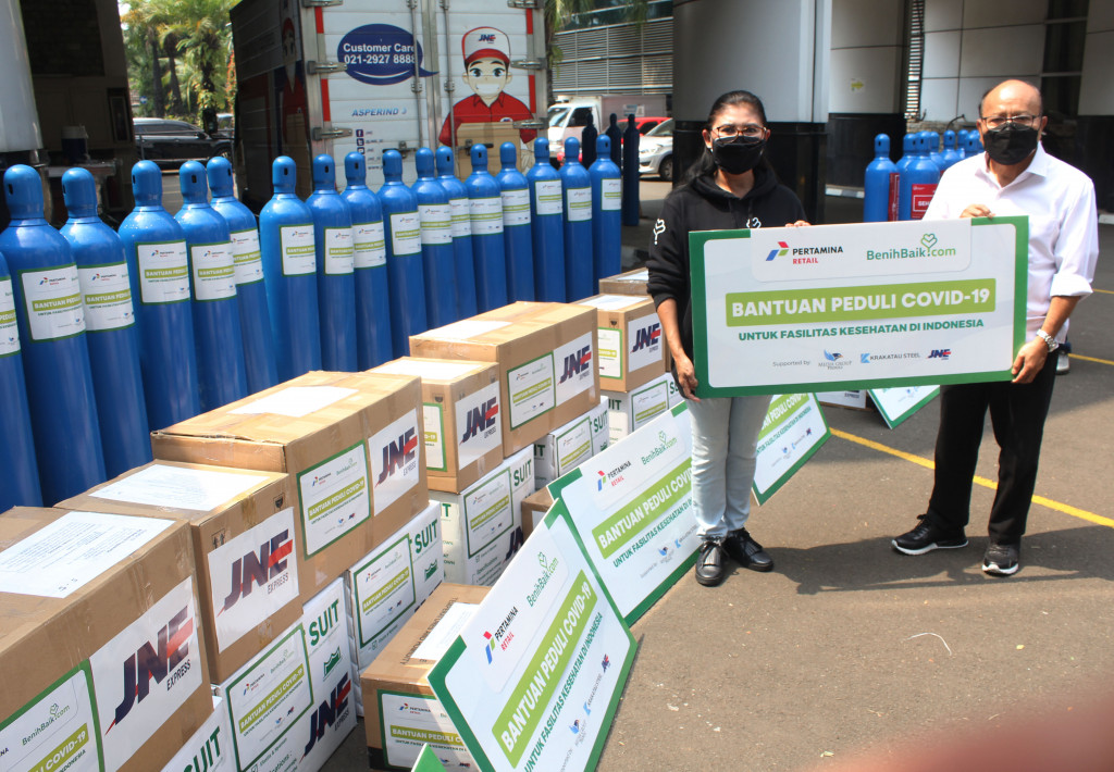 Bantuan yang diterima dan disalurkan itu diantaranya 24 unit tabung oksigen berukuran enam meter kubik, 500 unit hazmat, 180 boks multivitamin, 600 unit masker KN95, dan 120 boks surgical mask.