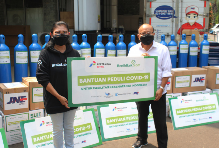 Presiden Direktur Metro TV Don Bosco Selamun (kanan) menerima secara simbolis dari perwakilan BenihBaik.com Khristiana Anggit Mustikaningrum (kiri) batuan dari Pertamina Retail berupa 24 tanki oksigen 6 m3 dan Alkes/APD dan multivitamin di Komplem Media Group, Jakarta.