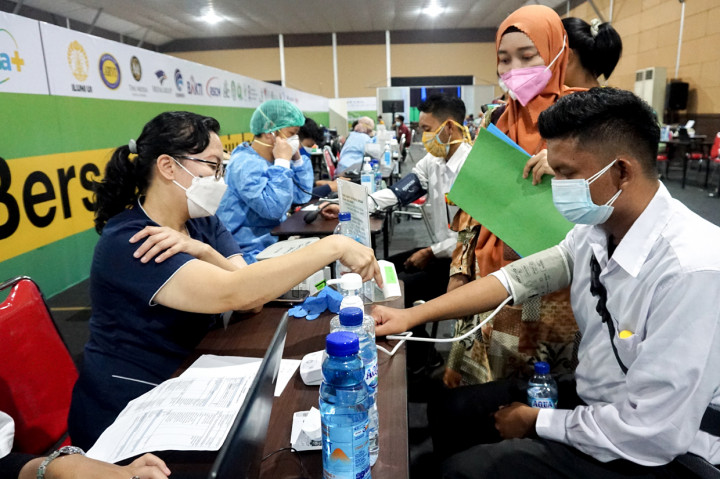 Saat ini ILUNI UI bersama pemangku kepentingan lain sedang berupaya keras menyisir warga yang belum memiliki akses untuk divaksinasi.
