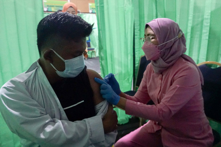 Bukan saja karena keterbatasan transportasi untuk menuju Sentra Vaksinasi, mereka juga terkendala NIK. 