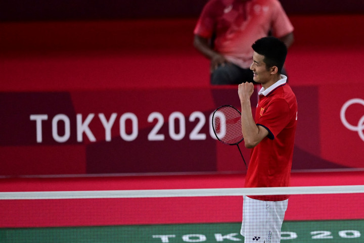Tunggal putra Tiongkok Chen Long melakukan selebrasi setelah mengalahkan pemain Taiwan Chou Tien-chen dalam pertandingan perempat final bulu tangkis tunggal putra selama Olimpiade Tokyo 2020 di Musashino Forest Sports Plaza di Tokyo.