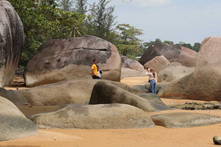 Pengunjung berfoto di kawasan wisata Pantai Temajuk, Kecamatan Paloh, Kabupaten Sambas, Kalimantan Barat, Sabtu, 31 Juli 2021. 