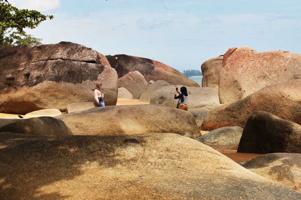 Pengunjung berfoto di kawasan wisata Pantai Temajuk, Kecamatan Paloh, Kabupaten Sambas, Kalimantan Barat, Sabtu, 31 Juli 2021. 